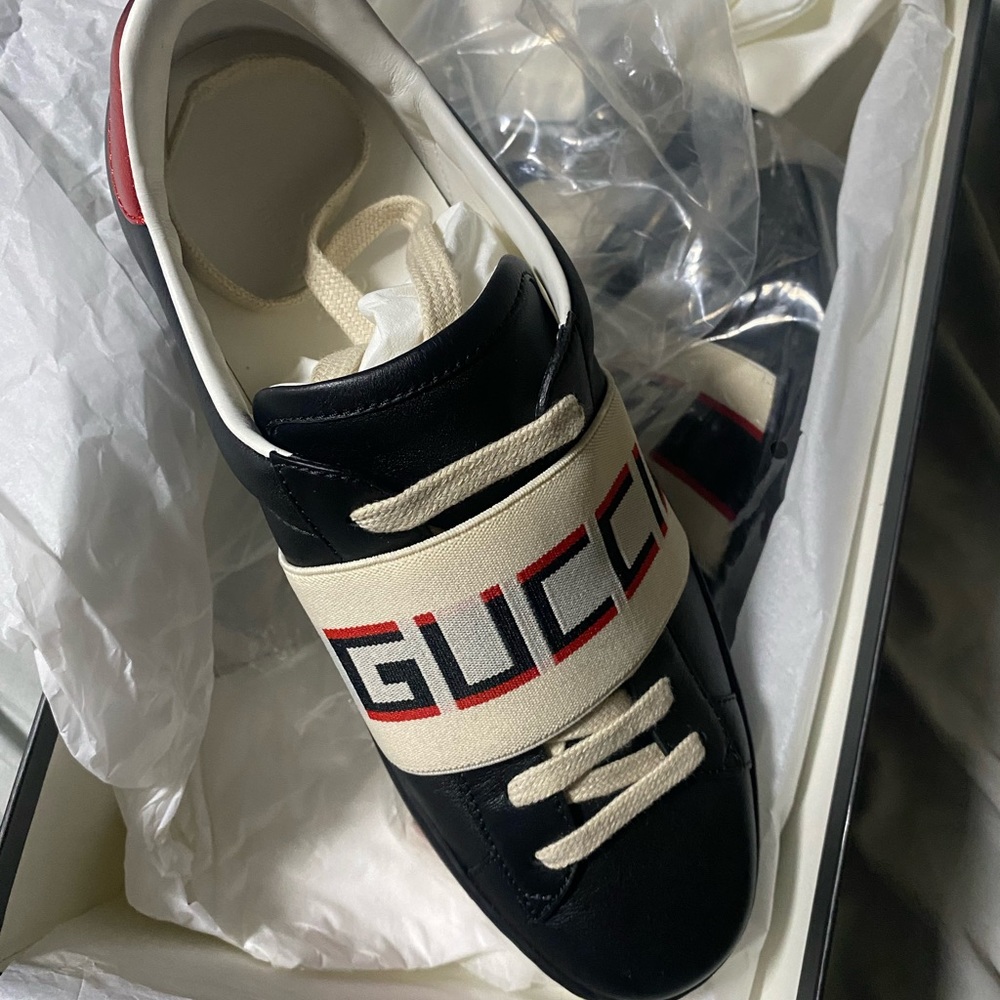 Gucci low shoes patent leather.